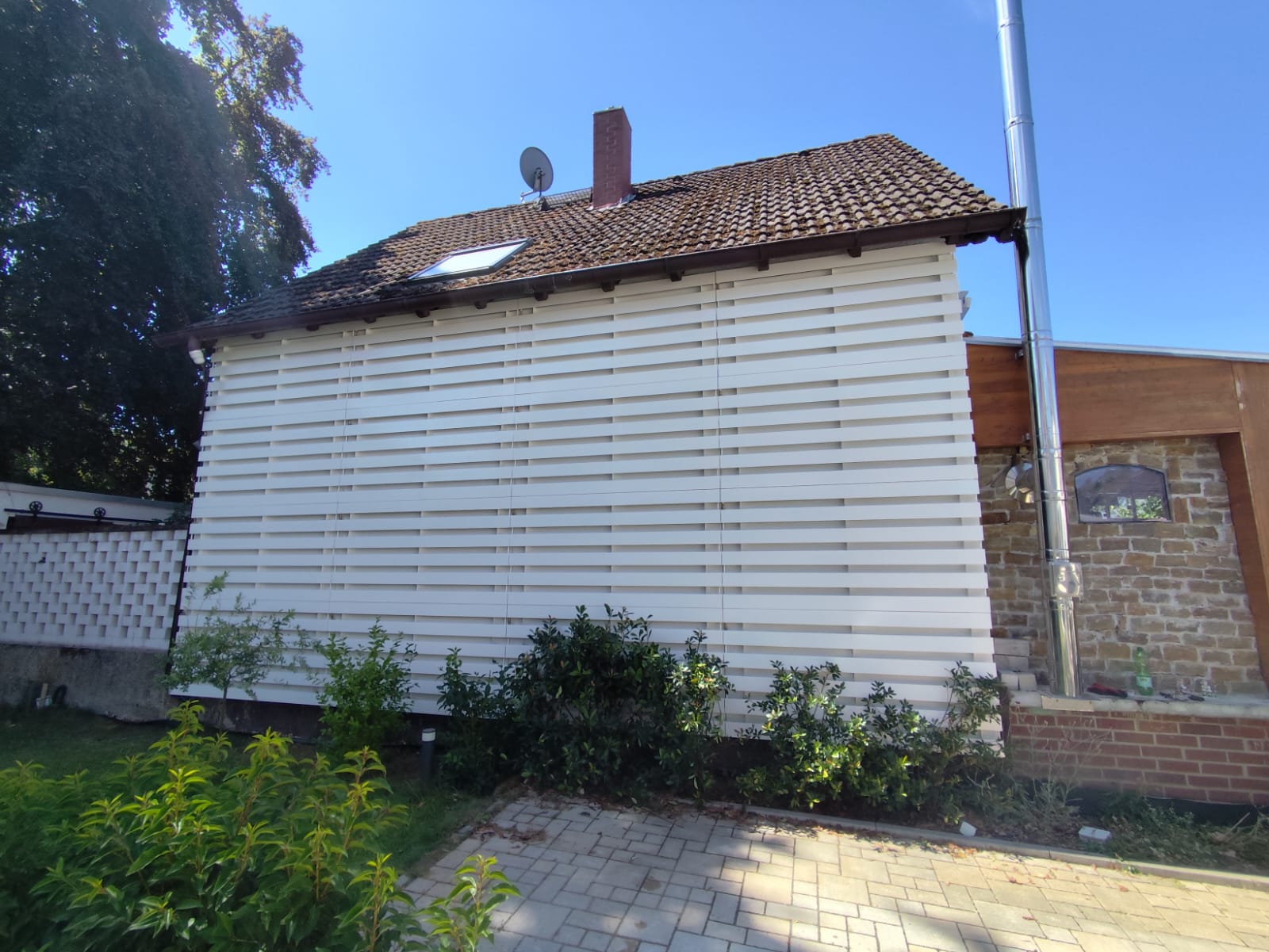 Seitenansicht einer ThermalGain Fassadeninstallation mit Lamellenmodulen