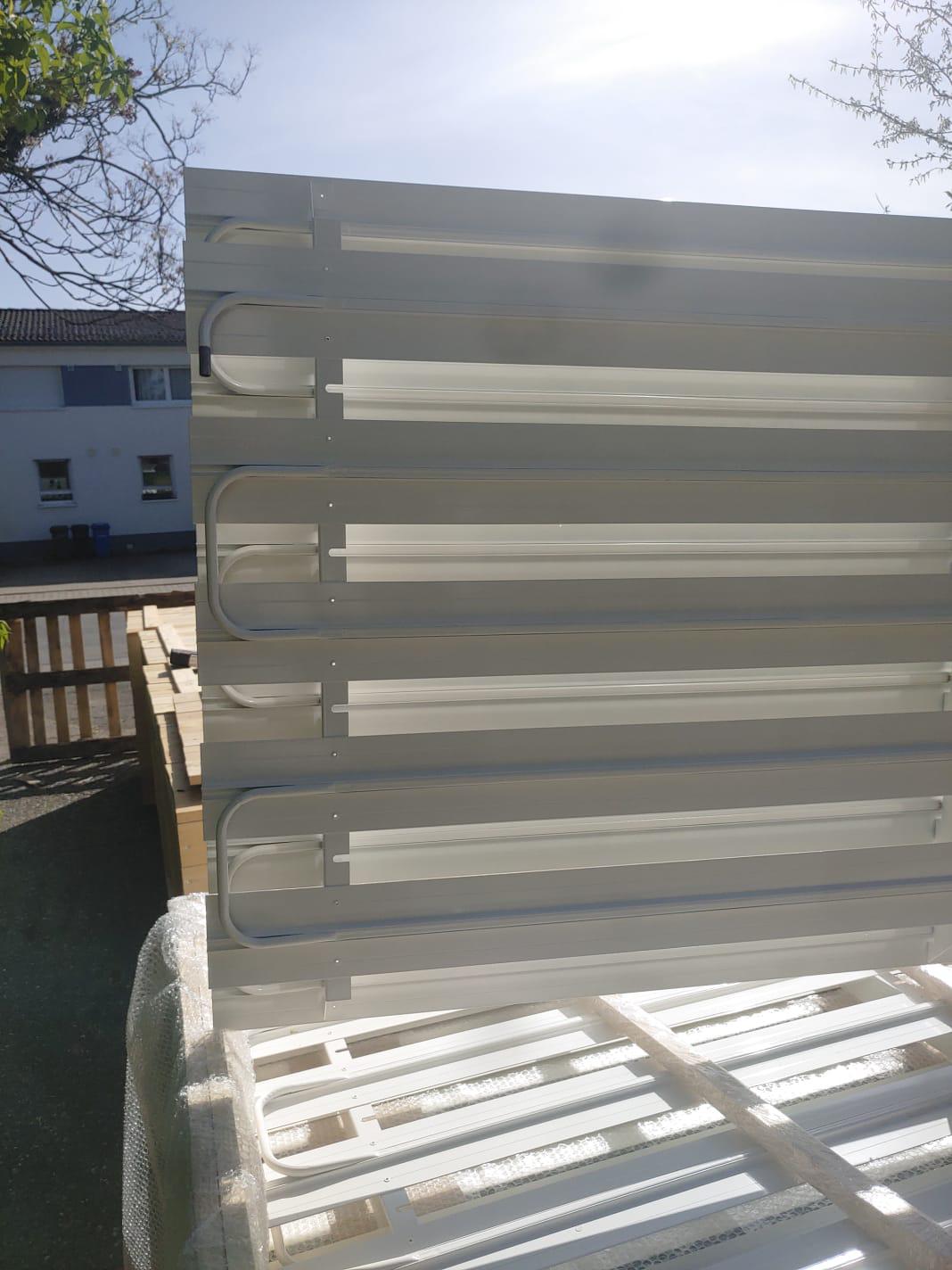 Rückseite eines ThermalGain Absorbermoduls – Aluminium-Lamellenstruktur mit Soleleitung