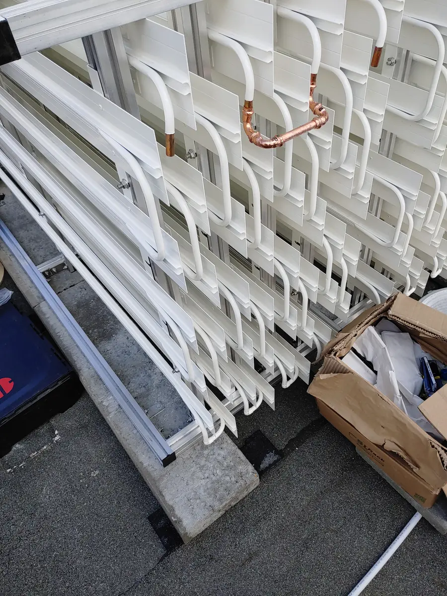 Detail der Lamellen und Kupferverbindungen eines Dachabsorbers