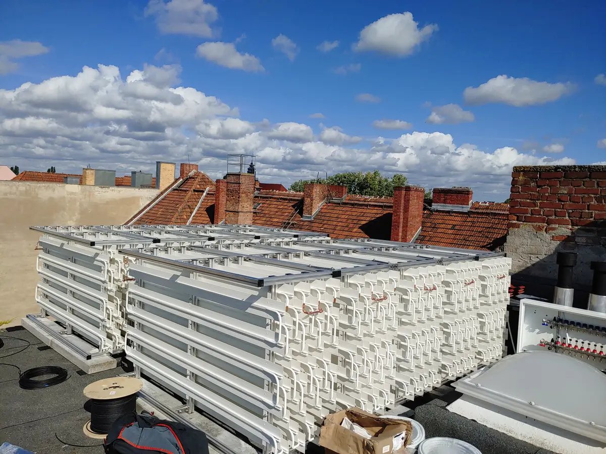 Fertig aufgestellte weiße ThermalGain Absorberfelder