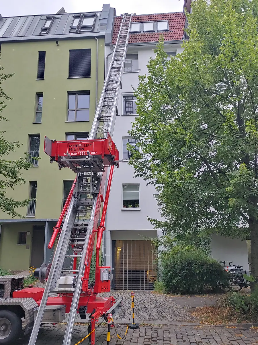Außenlift beim Transport der ThermalGain Module auf das Dach
