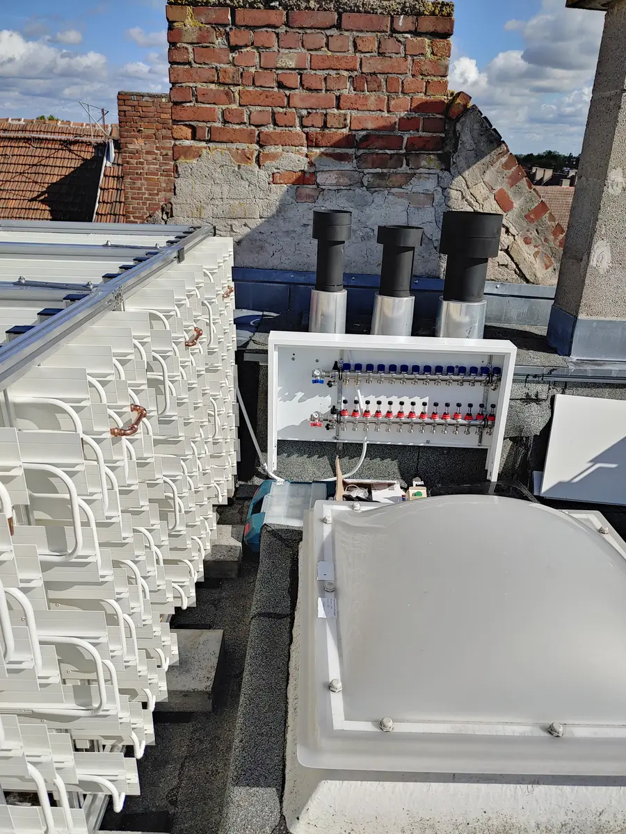 Hydraulischer Verteiler neben den ThermalGain Dachabsorbern