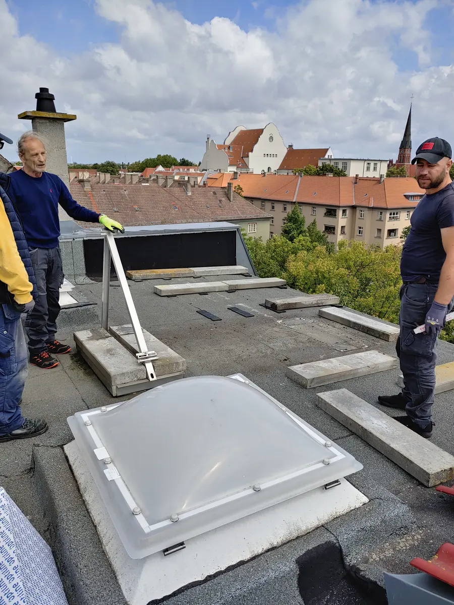 Vorbereitung der ballastierten Unterkonstruktion auf dem Flachdach