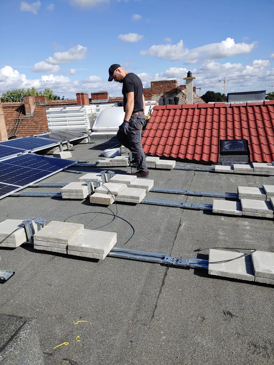 Montage der Photovoltaikanlage neben den Dachabsorbern