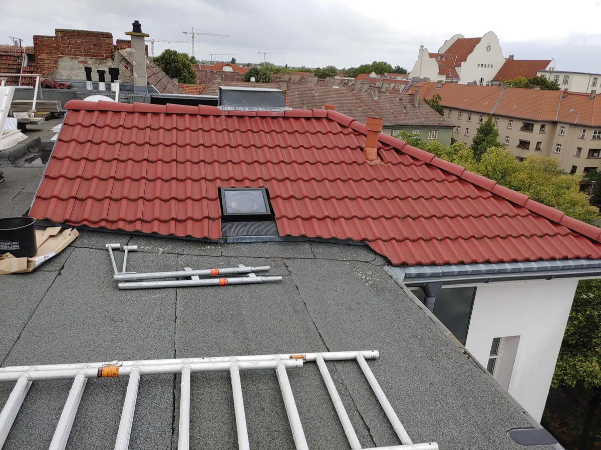 Dachfläche des Berliner Mehrfamilienhauses vor der Installation